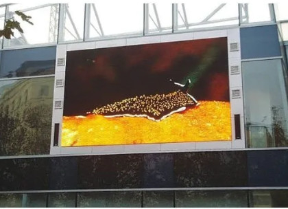 Display esterno a LED fisso montato a parete con consumo di energia massimo di 800 W/mq
