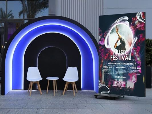 Display LED poster a doppio lato a risparmio energetico e ad alta luminosità, parete video pubblicitaria multifunzionale e colorata