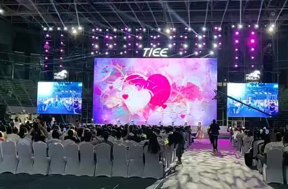 Lo schermo di visualizzazione della parete di HD LED P3.91 locativo ha curvato l'esposizione di LED per la fase della chiesa di nozze